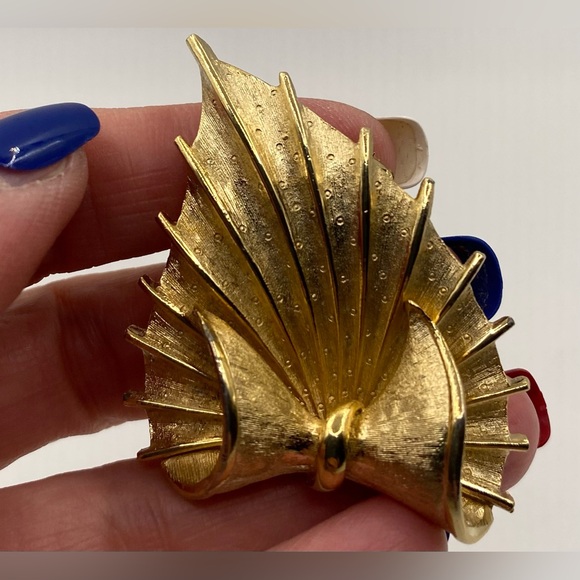 Coro Textured Curled Leaf Dimensional Optic Leaf Gold Tone Brooch Autumn Leaf - Picture 1 of 8